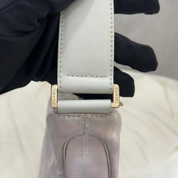 Chanel 粉色冰格腋下包 
