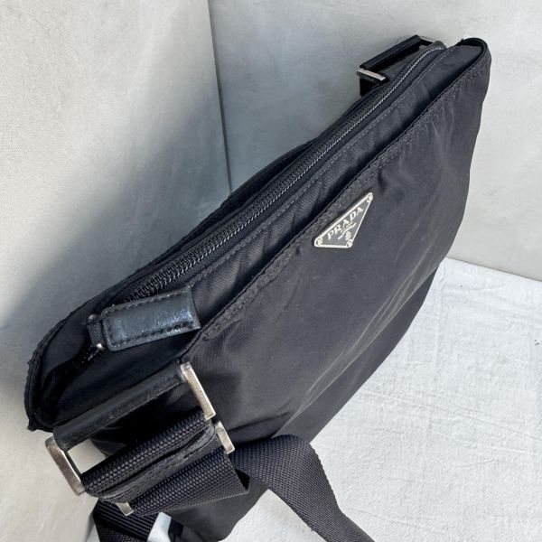 Prada 黑色尼龍斜背包 