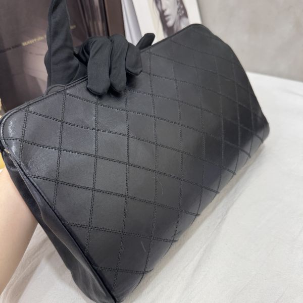 Chanel 黑色小羊皮菱格手拿包 