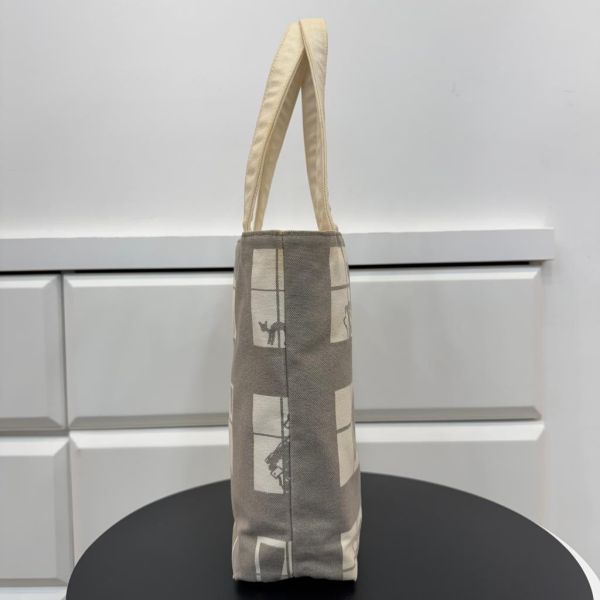 Chanel 櫥窗人物塗鴉帆布包 