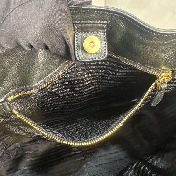 Prada  Vitello Daino Hobo 黑色手提包 