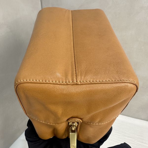 LOEWE 焦糖色手提方形便當包 