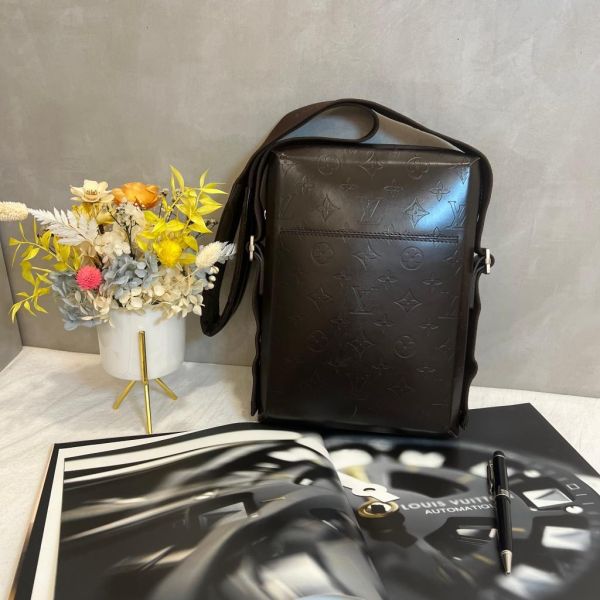 Louis Vuitton 硬殼肩包 