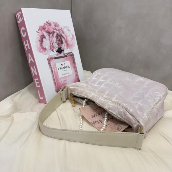 Chanel 粉色冰格腋下包 