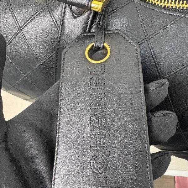 Chanel 菱格紋黑金旅行袋 