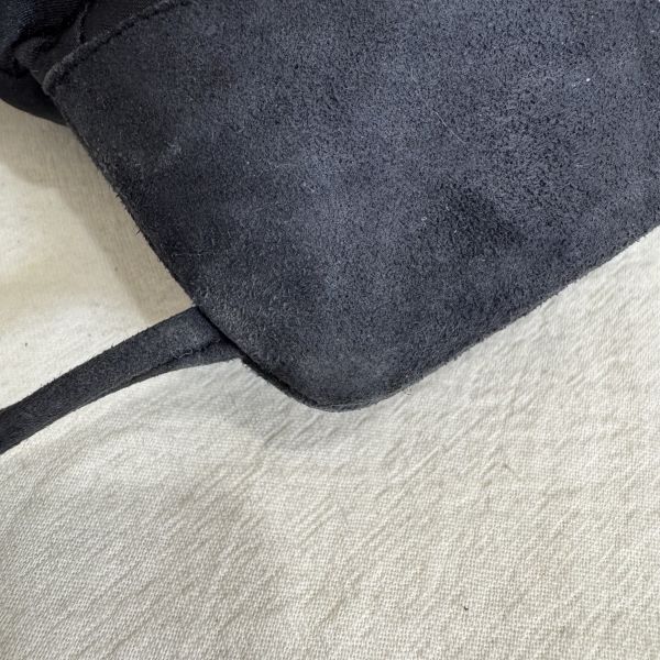 Chanel 黑色緞面珍珠logo後背包 