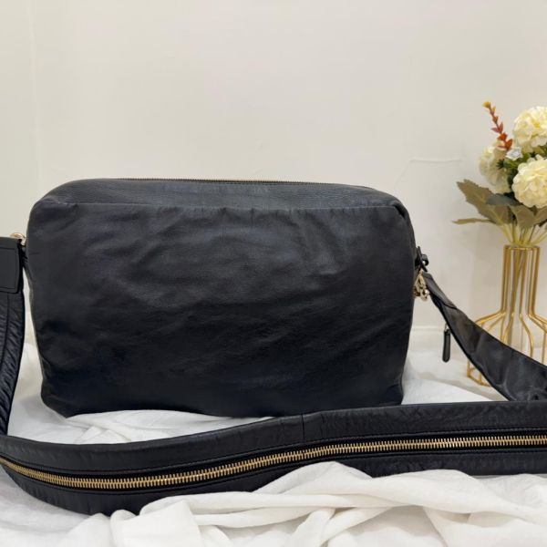 Chanel 絨毛皮革拼色相機包 