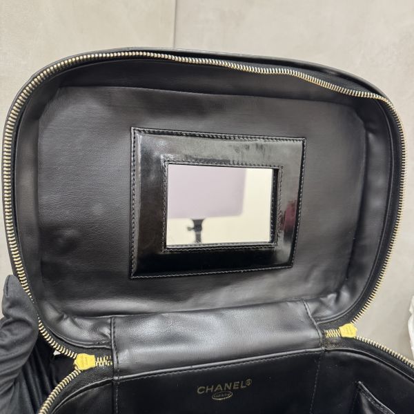 Chanel 大款漆皮手提化妝包 
