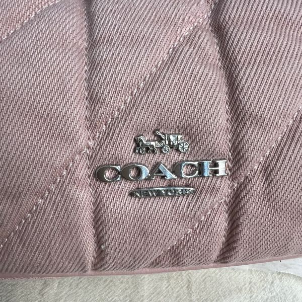 COACH 牛仔斜背兩用彎月包 