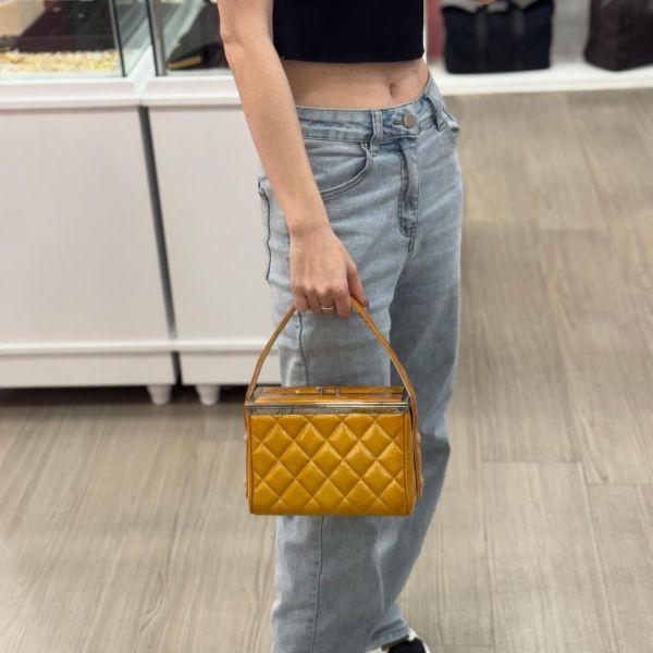 CHANEL 黃色漆皮方盒子 