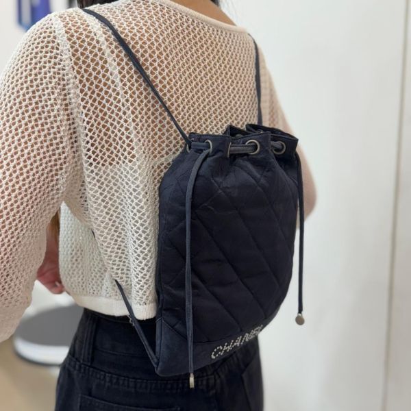 Chanel 菱格緞面珍珠logo後背包 