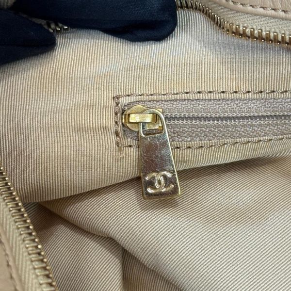 Chanel 浮雕全皮肩背包 