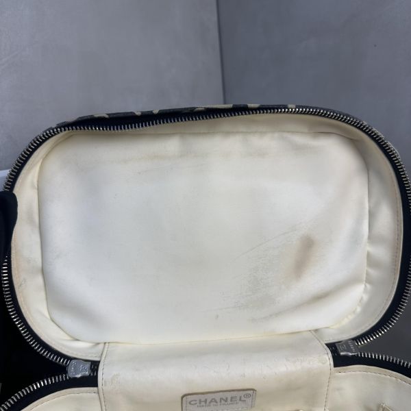 CHANEL 黑白字母塗鴉帆布肩背手提化妝箱* 