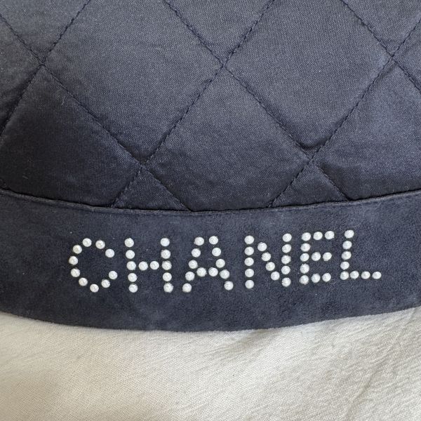 Chanel 黑色緞面珍珠logo後背包 