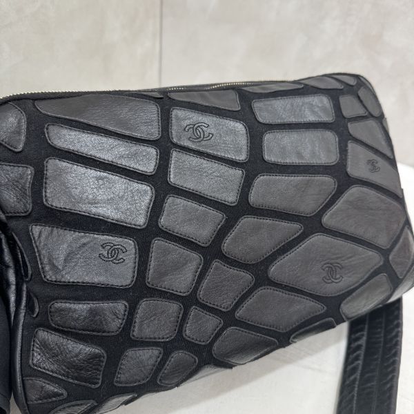 Chanel 絨毛皮革拼色相機包 