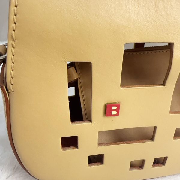 Bally 復古鏤空皮革肩背包 