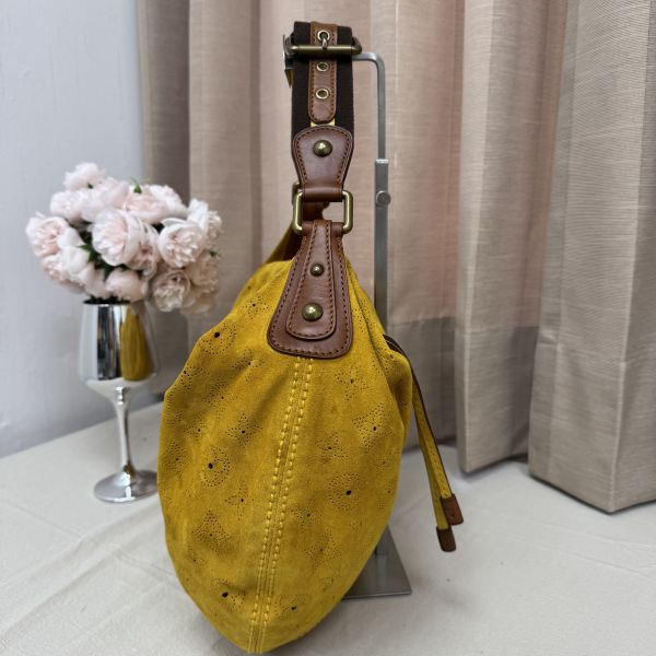 LV 麂皮鏤空腋下包 