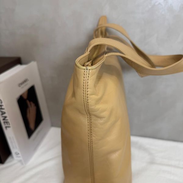 Chanel 浮雕全皮肩背包 