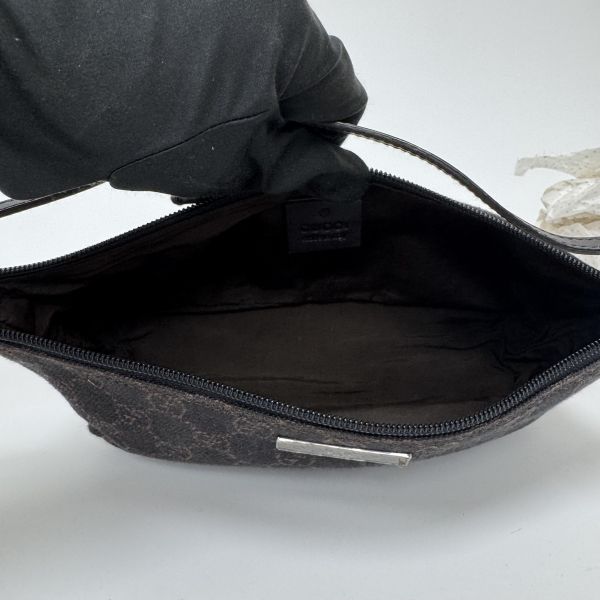 Gucci 黑色老花腋下包 