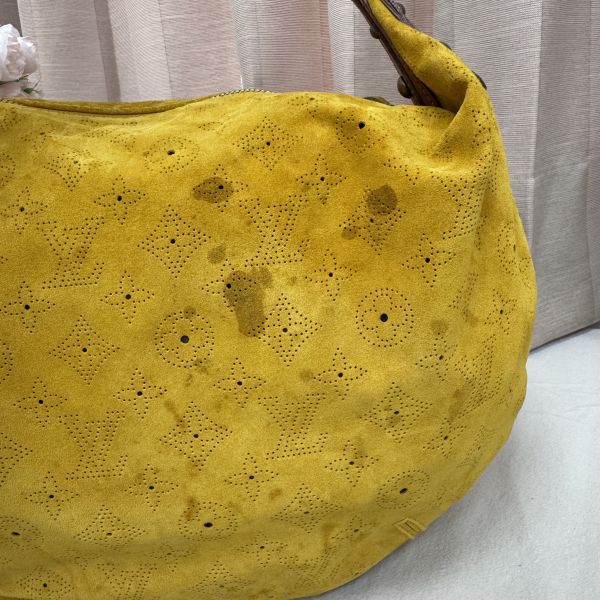 LV 麂皮鏤空腋下包 