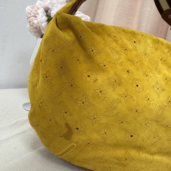 LV 麂皮鏤空腋下包 