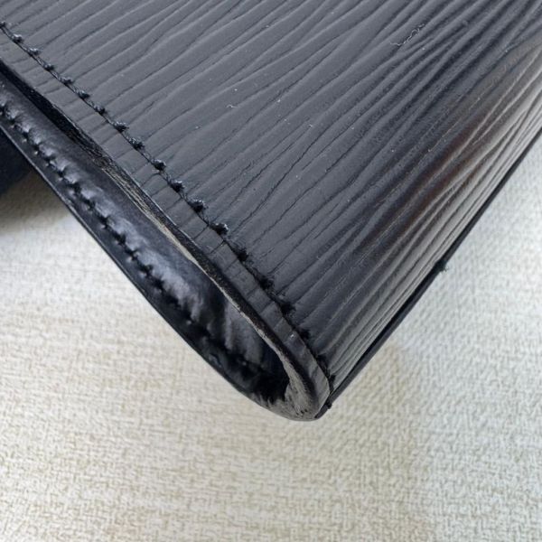 LV EPI水波紋黑色信封手拿包 