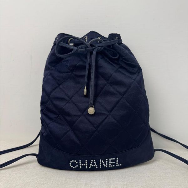 Chanel 菱格緞面珍珠logo後背包 