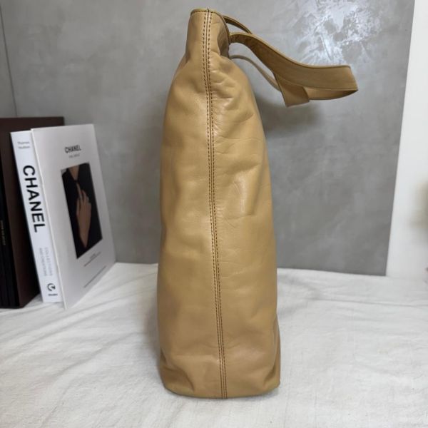 Chanel 浮雕全皮肩背包 