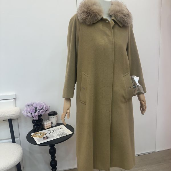 Burberry卡其色毛領大衣 