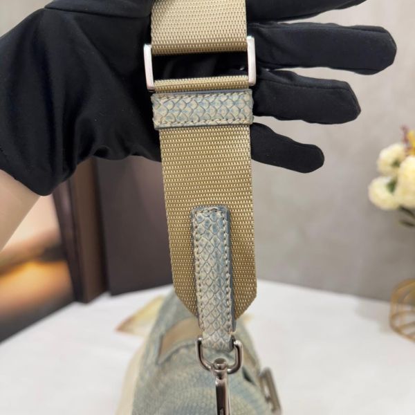 Prada 蛇皮拼接腋下包 
