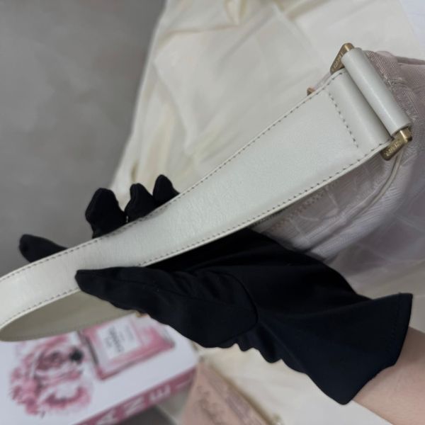 Chanel 粉色冰格腋下包 