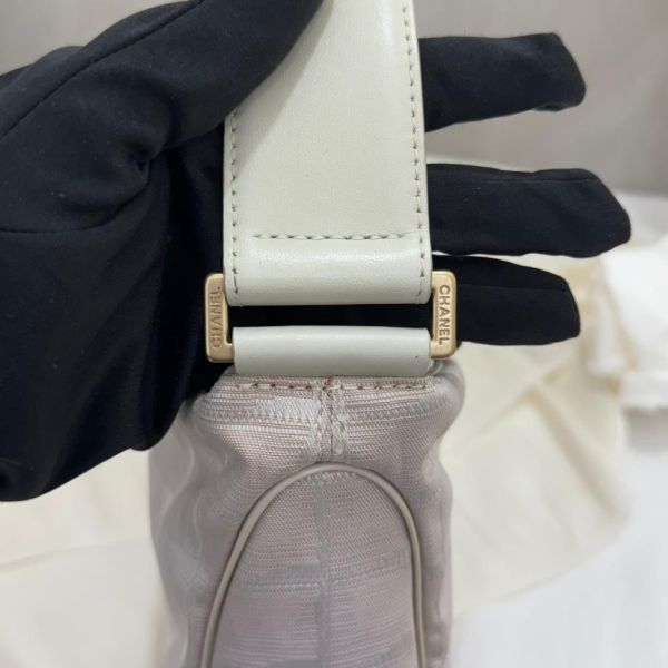 Chanel 粉色冰格腋下包 