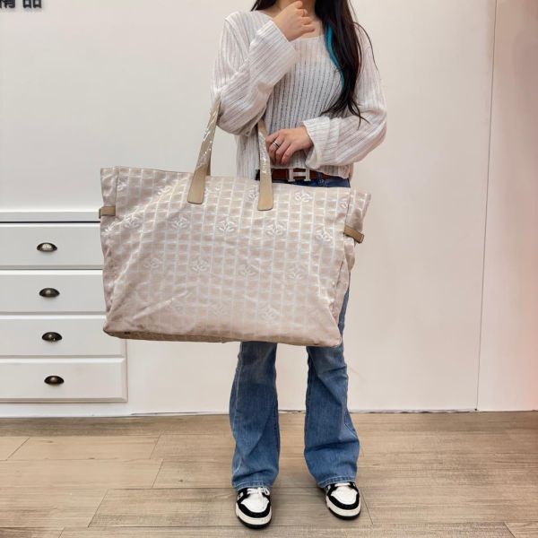 Chanel 大號奶茶色冰格旅行袋 