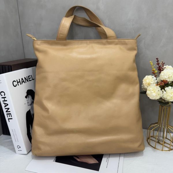 Chanel 浮雕全皮肩背包 