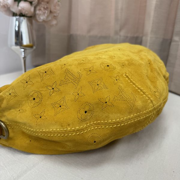 LV 麂皮鏤空腋下包 