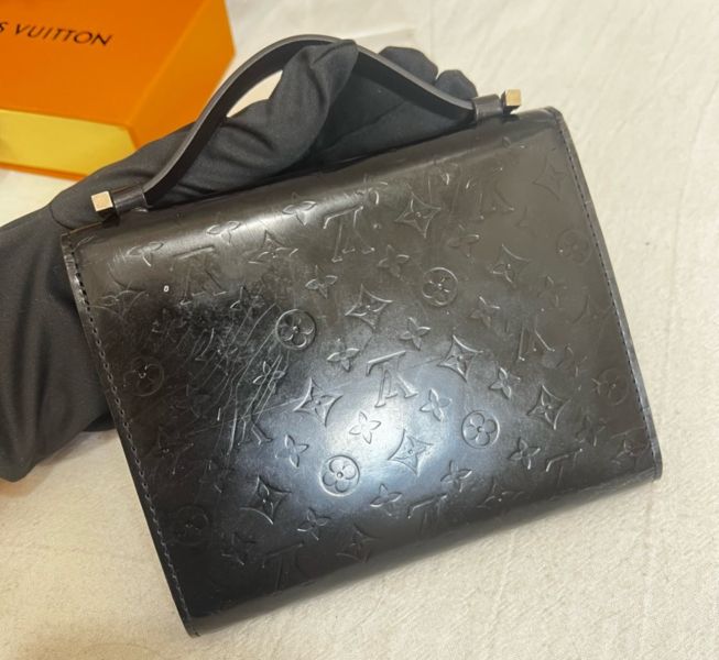 Louis Vuitton 硬殼扣式手提錢包 含卡夾 