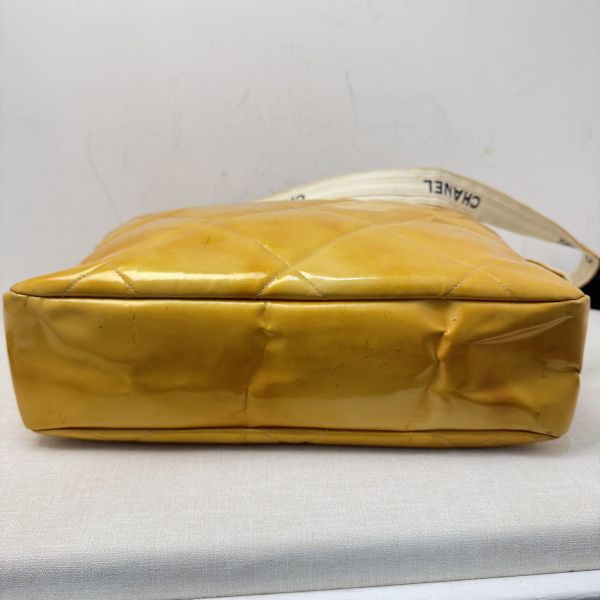 CHANEL 亮黃色漆皮 方形菱格紋斜背包 