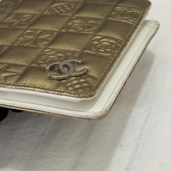 CHANEL 金屬色山茶花壓紋皮革對摺短夾 