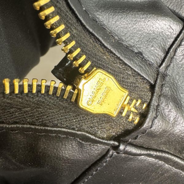 Chanel 菱格漆皮化妝包 