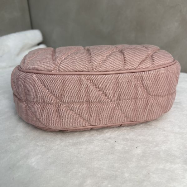 COACH 牛仔斜背兩用彎月包 