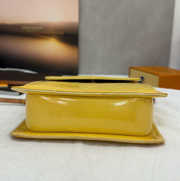 Louis Vuitton 檸檬黃漆皮相機包 