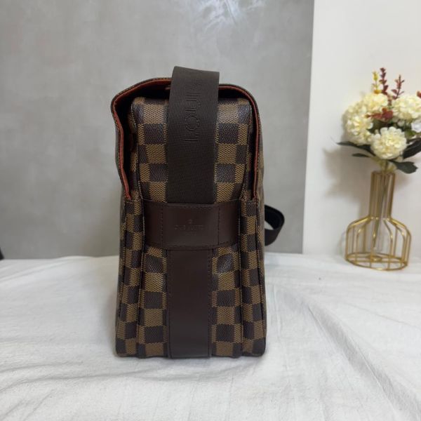 Louis Vuitton 棋盤上扣斜背包 