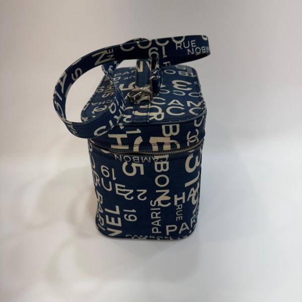 CHANEL 帆布字母塗鴉化妝箱包 
