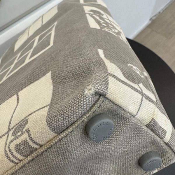 Chanel 櫥窗人物塗鴉帆布包 