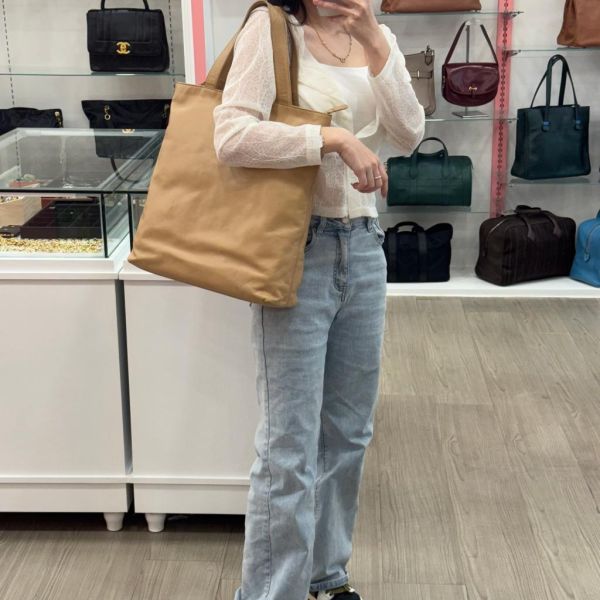 Chanel 浮雕全皮肩背包 