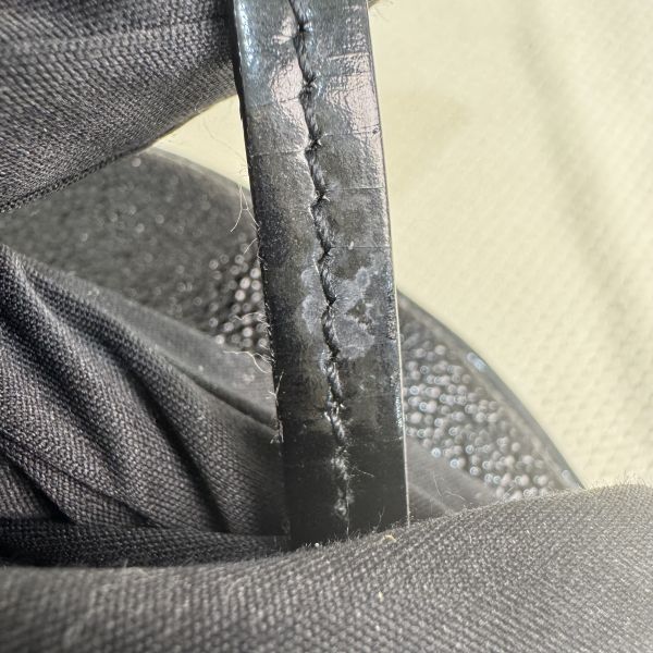 Bvlgari 黑色珍珠魚皮半月肩背包 