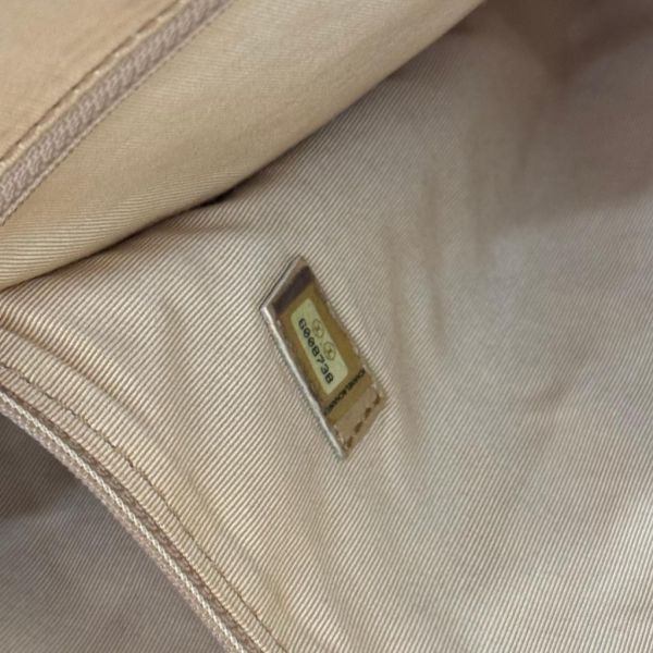 Chanel 浮雕全皮肩背包 