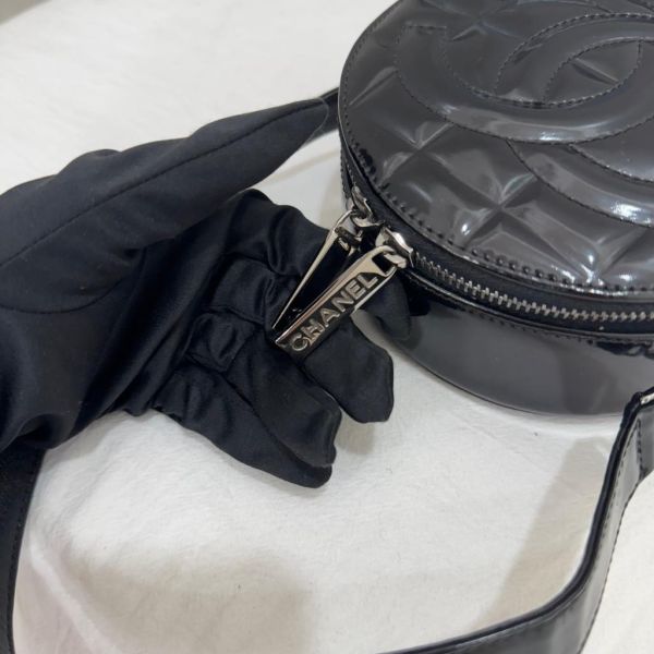Chanel 漆皮小圓包 