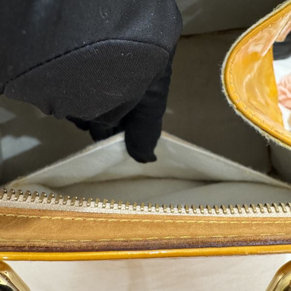 LV 漆皮梯形手提包 