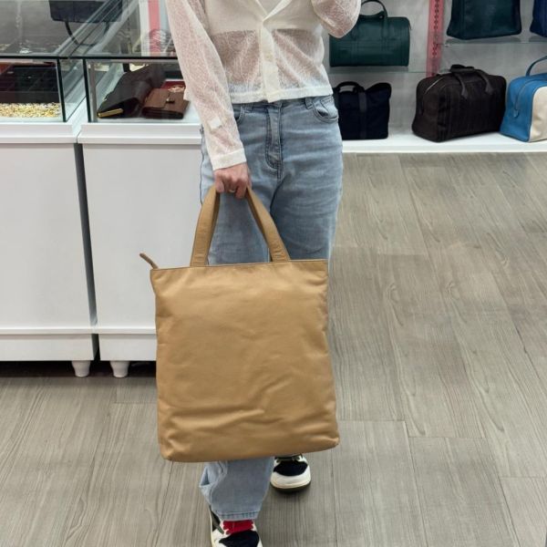 Chanel 浮雕全皮肩背包 